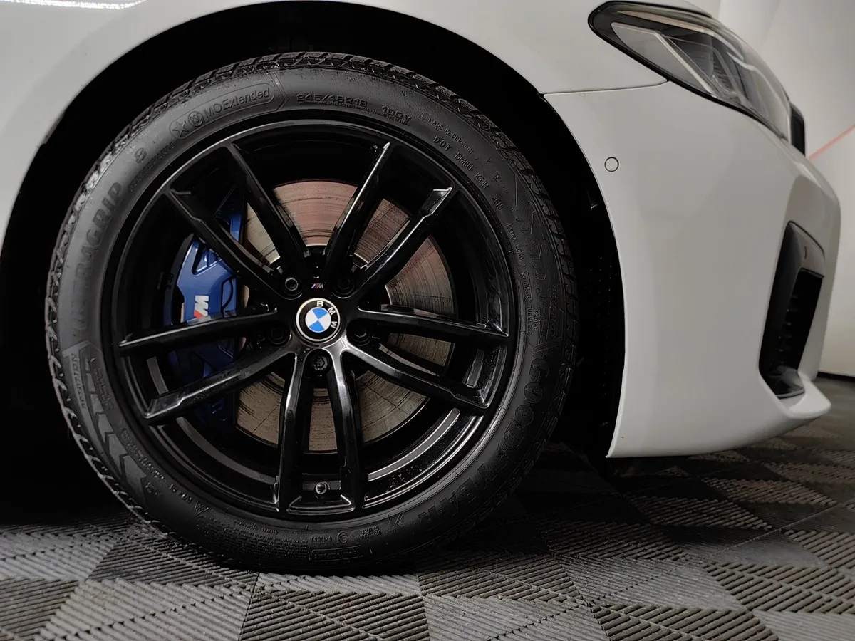 BMW 5 серия 540i xDrive Steptronic (340 л.с.) M Sport Pro Белый в АВИЛОН. Слайд №7