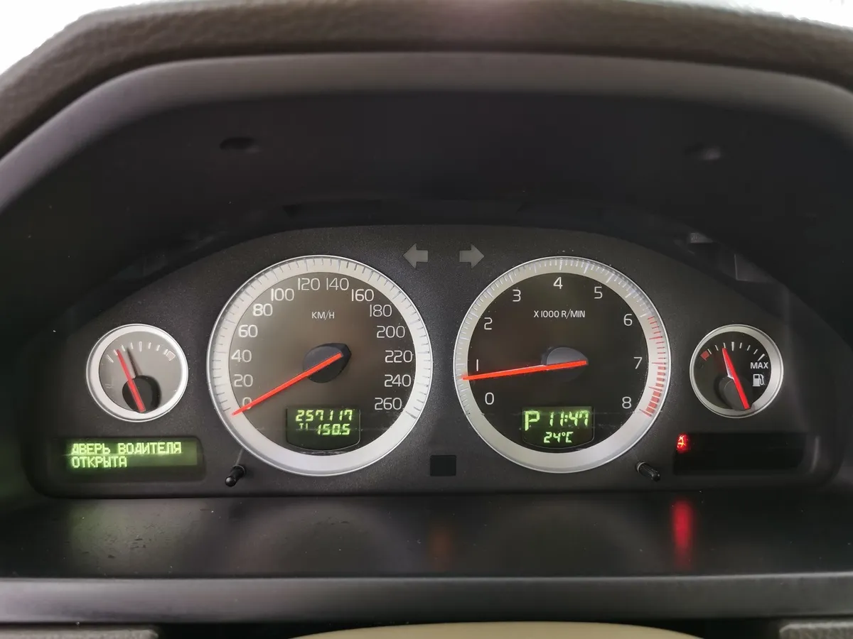 Volvo XC90 2.5 T5 Geartronic AWD (5 мест) (210 л.с.) Коричневый в АВИЛОН. Слайд №16