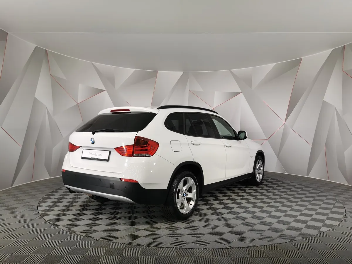 BMW X1 sDrive18i AT (150 л.с.) Белый в АВИЛОН. Слайд №2