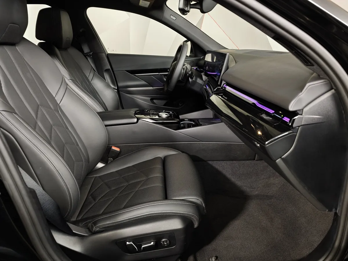 BMW 5 серия 530i xDrive AT (252 л.с.) Черный в АВИЛОН. Слайд №26
