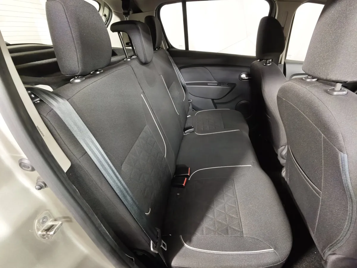 Renault Sandero 1.6 MT (113 л.с.) Stepway Drive Серый в АВИЛОН. Слайд №15