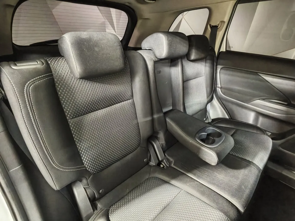 Mitsubishi Outlander 2.0 CVT 4WD (146 л.с.) Instyle E29 Белый в АВИЛОН. Слайд №17