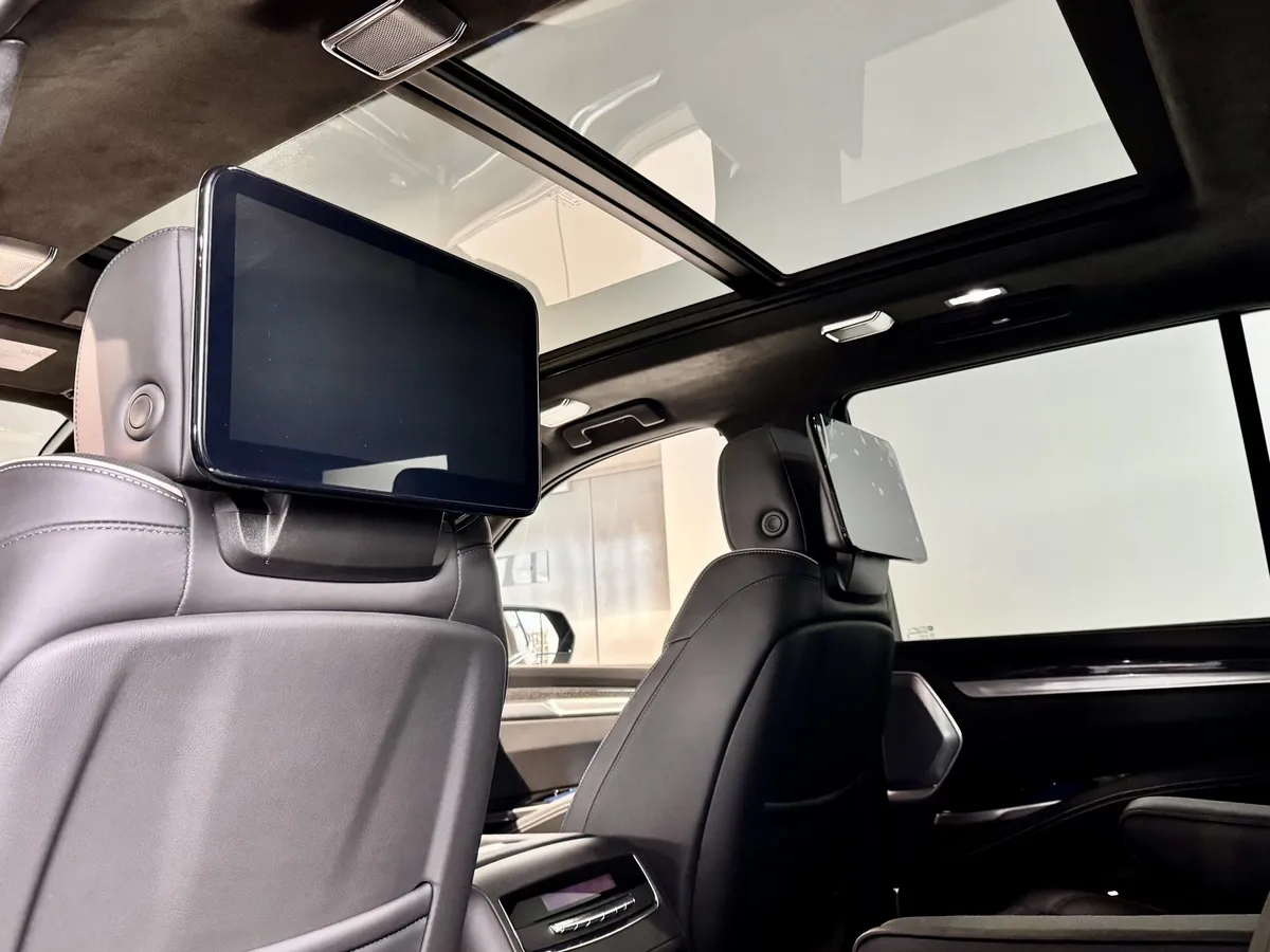 Cadillac Escalade V 6.2 AT 4WD (690 л.с.) V-series Черный в АВИЛОН. Слайд №20