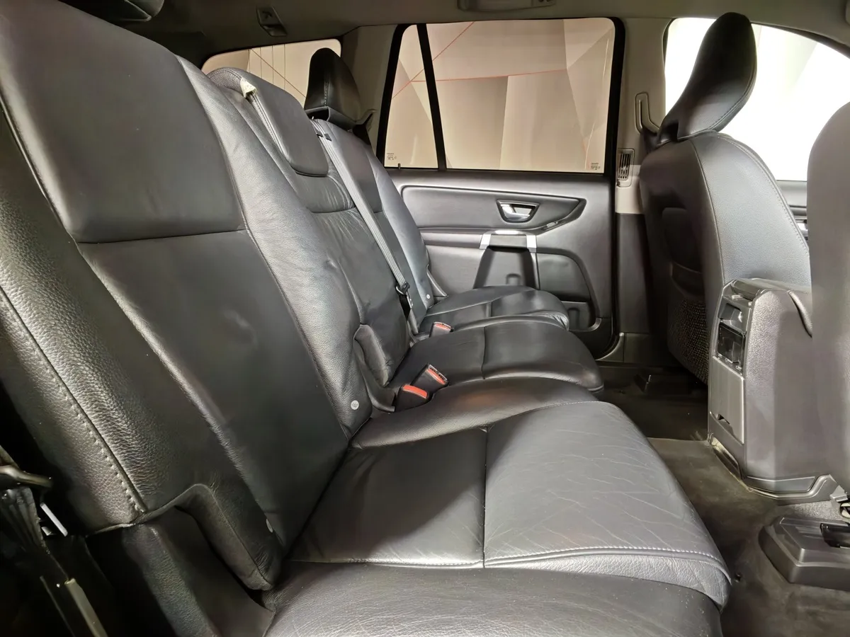 Volvo XC90 2.5 T5 Geartronic AWD (5 мест) (210 л.с.) Серебристый в АВИЛОН. Слайд №15
