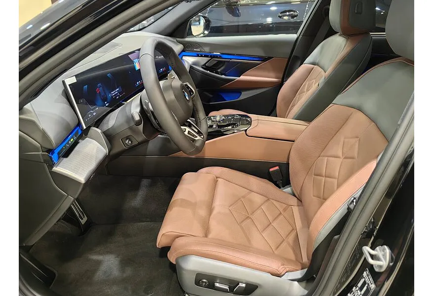 BMW 5 серия 530i xDrive AT (252 л.с.) Черный в АВИЛОН. Слайд №4