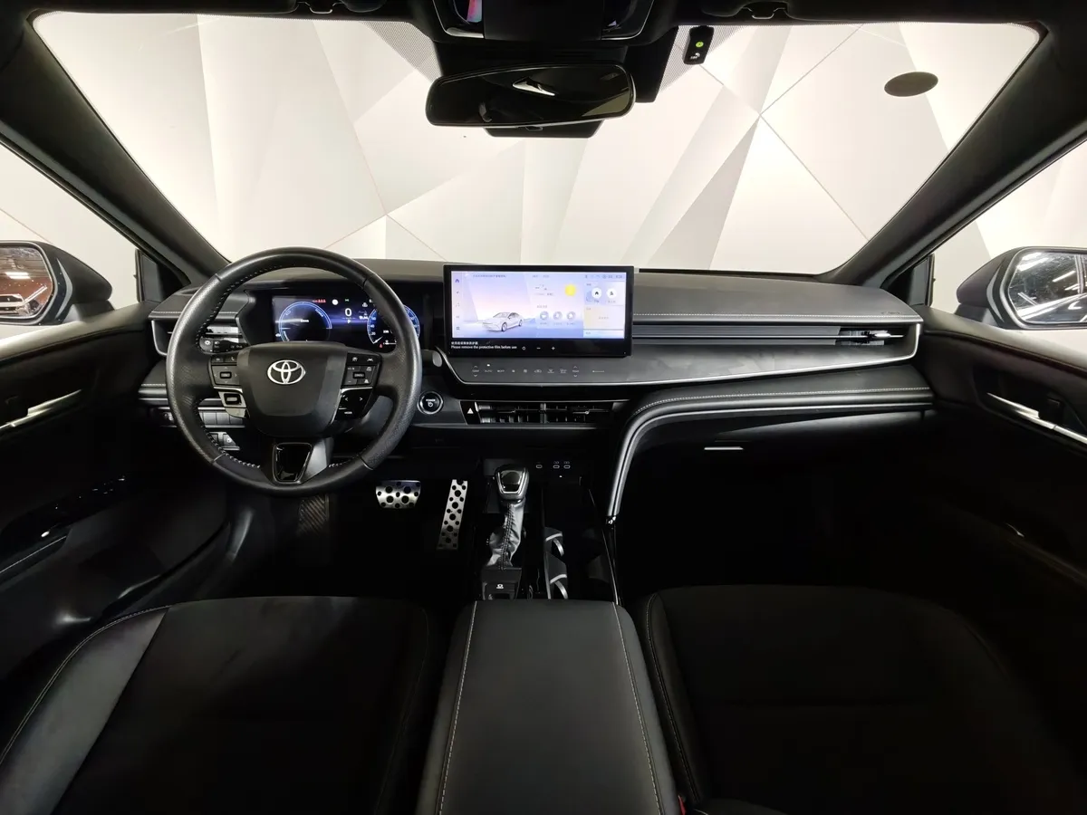 Toyota Camry 2.0h CVT (197 л.с.) Sport Plus Черный в АВИЛОН. Слайд №14