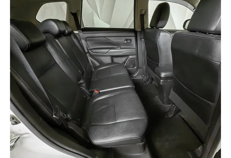 Mitsubishi Outlander 2.4 CVT 4WD (167 л.с.) Белый в АВИЛОН. Слайд №13