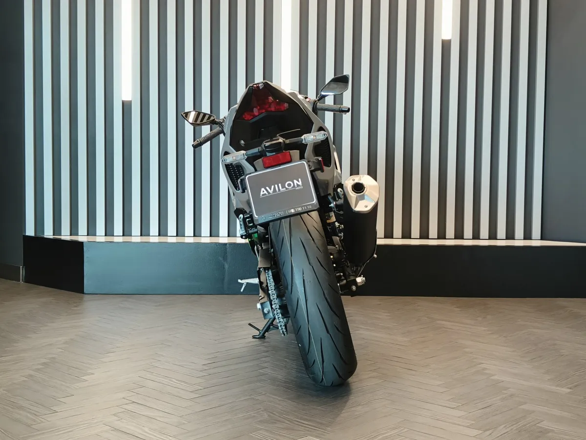 Kawasaki Ninja 7 Hybrid 450 см³ (69 л.с.) 450 Серебристый в АВИЛОН. Слайд №6