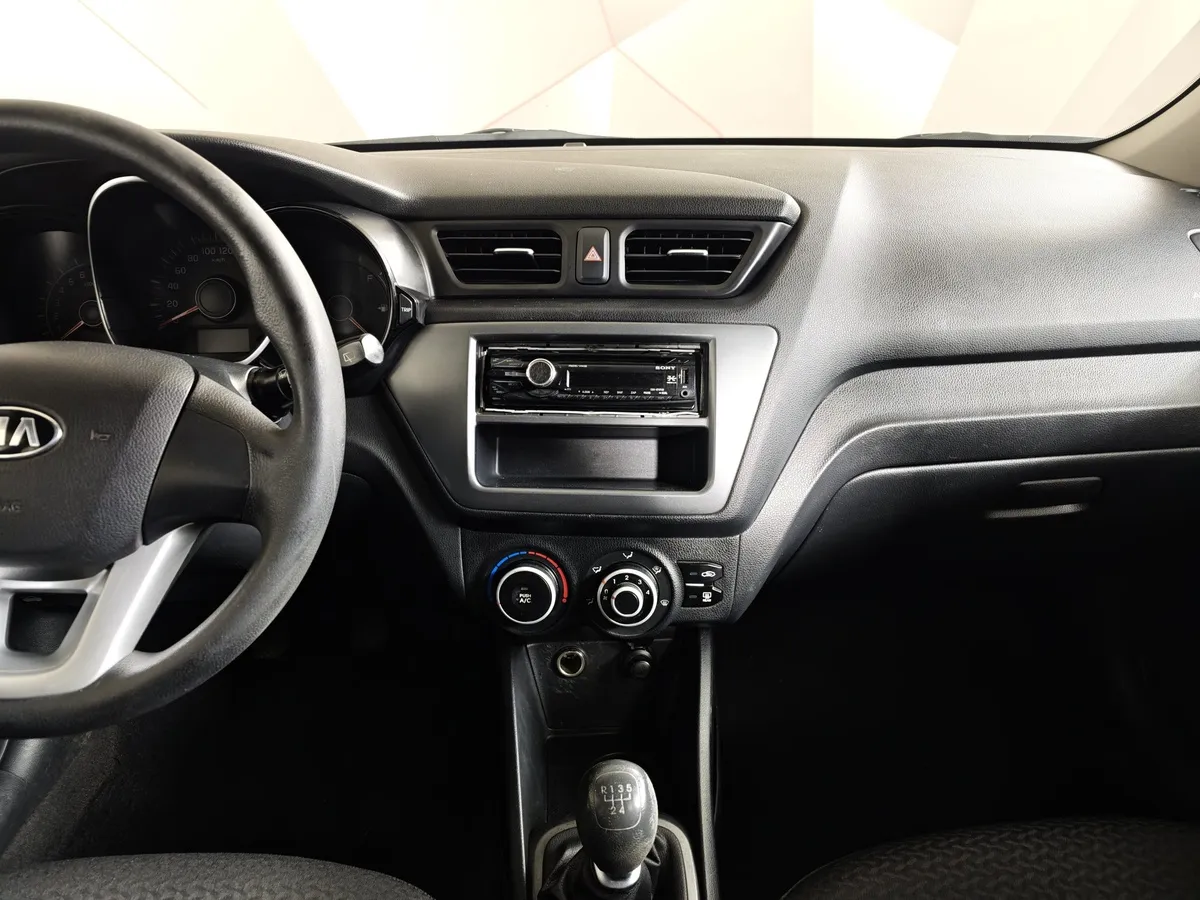 Kia Rio 1.4 MT (107 л.с.) Серый в АВИЛОН. Слайд №15