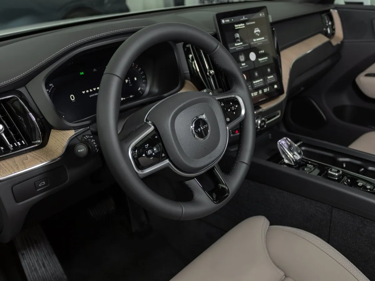 Volvo XC60 2.0 AT AWD (264 л.с.) Luxury Edition Черный в АВИЛОН. Слайд №8