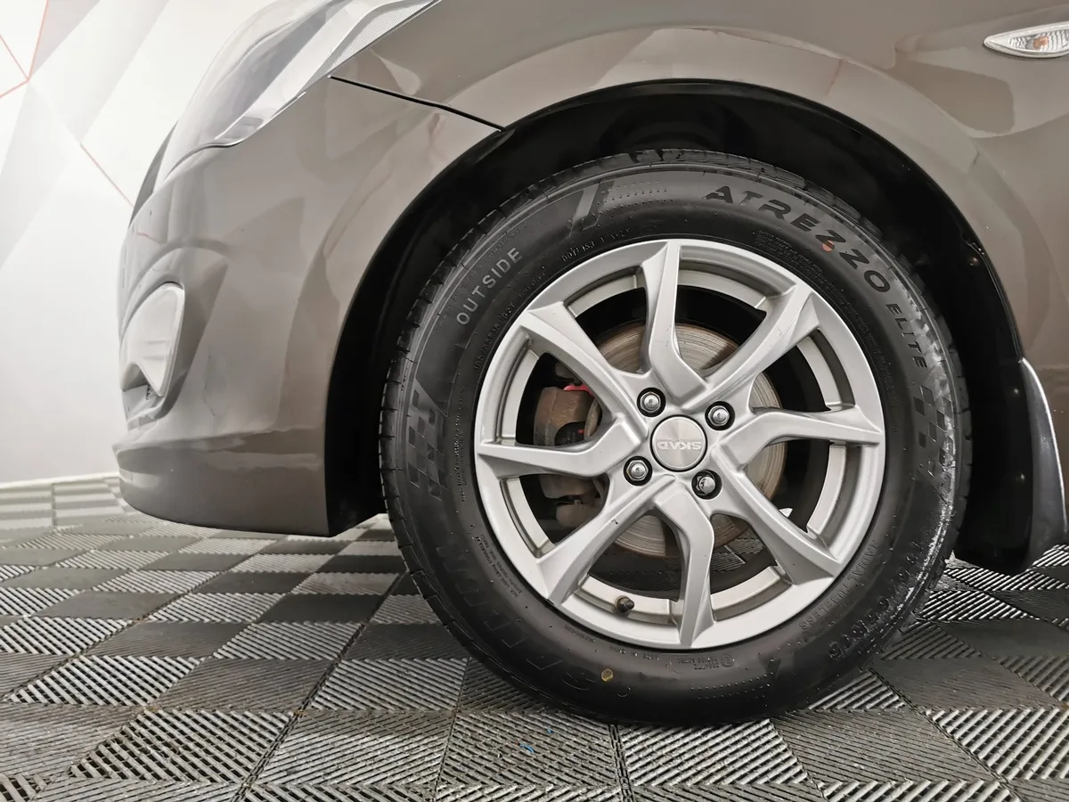 Hyundai Solaris 1.4 MT (107 л.с.) Active Коричневый в АВИЛОН. Слайд №9