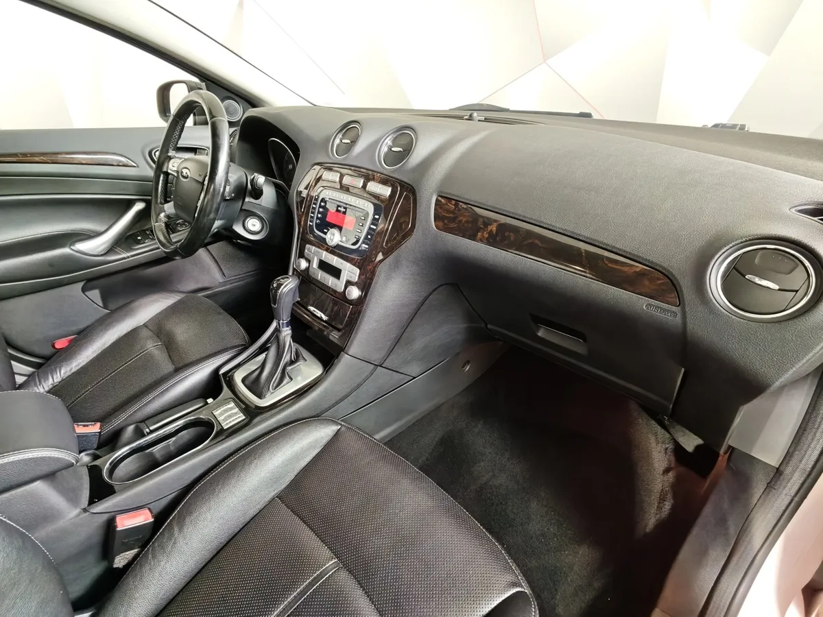 Ford Mondeo 2.3 AT (160 л.с.) Ghia Красный в АВИЛОН. Слайд №13