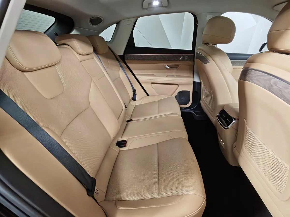 Seres M5 1.5 AT 4WD (496 л.с.) Premium Черный в АВИЛОН. Слайд №15