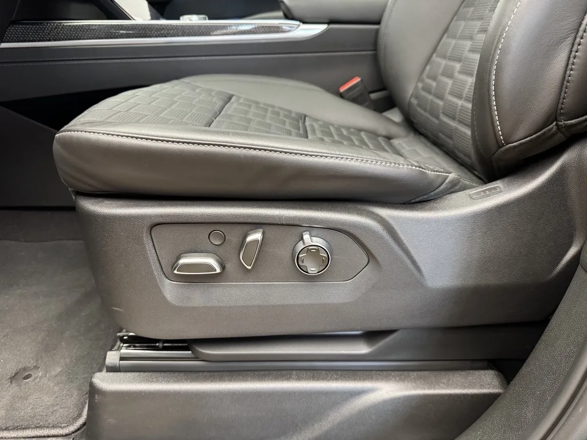 Cadillac Escalade V 6.2 AT 4WD (690 л.с.) V-series Черный в АВИЛОН. Слайд №21