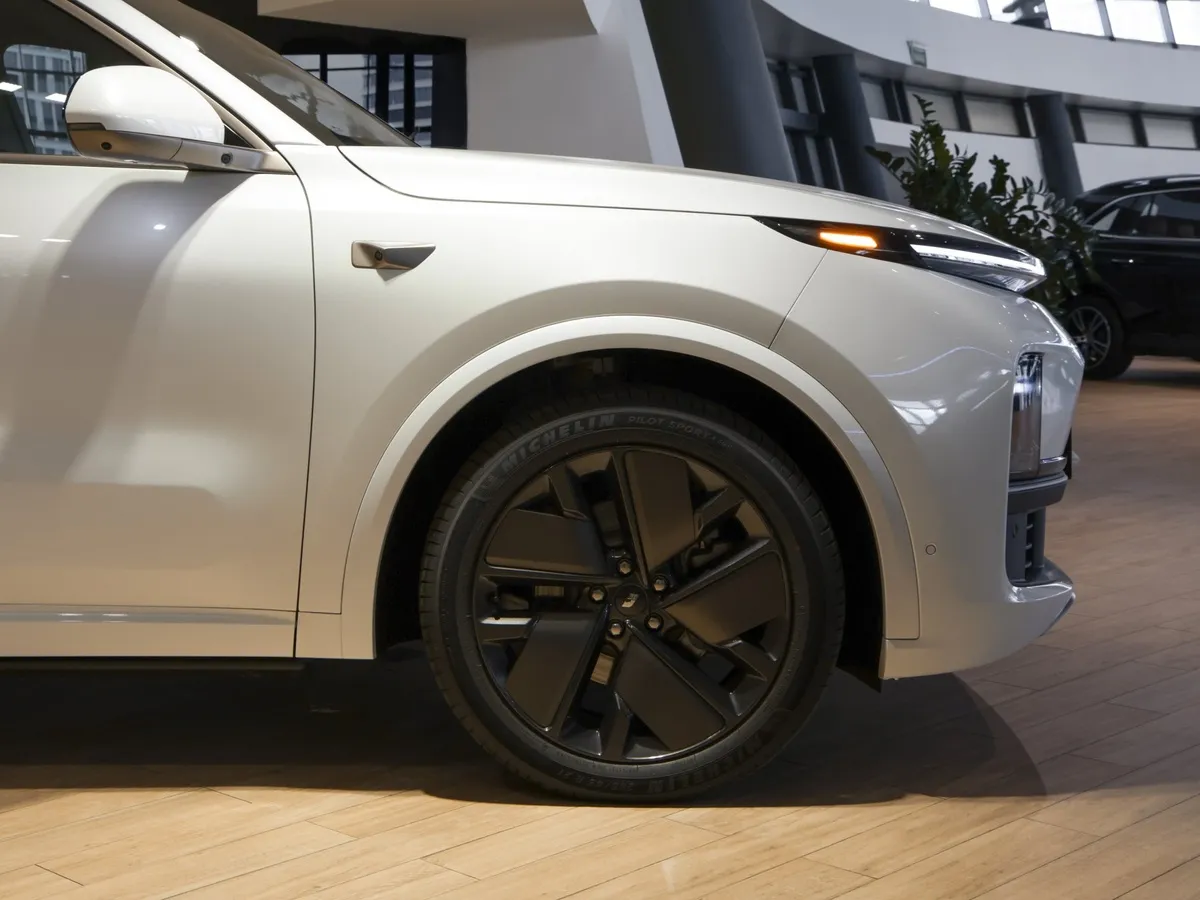 Li Auto L9 1.5 AT 4WD (449 л.с.) Ultra Белый в АВИЛОН. Слайд №12