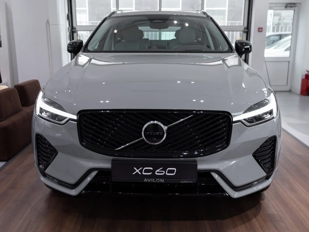 Volvo XC60 2.0 B5 8AT AWD (250 л.с.) Ultra Dark Серый в АВИЛОН. Слайд №3