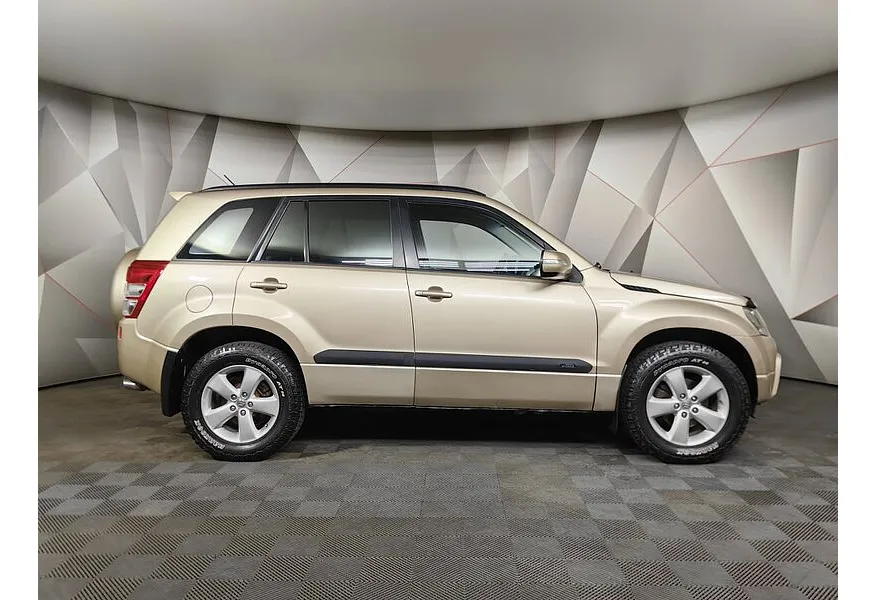 Suzuki Grand Vitara 2.4 MT AWD (169 л.с.) Бежевый в АВИЛОН. Слайд №3