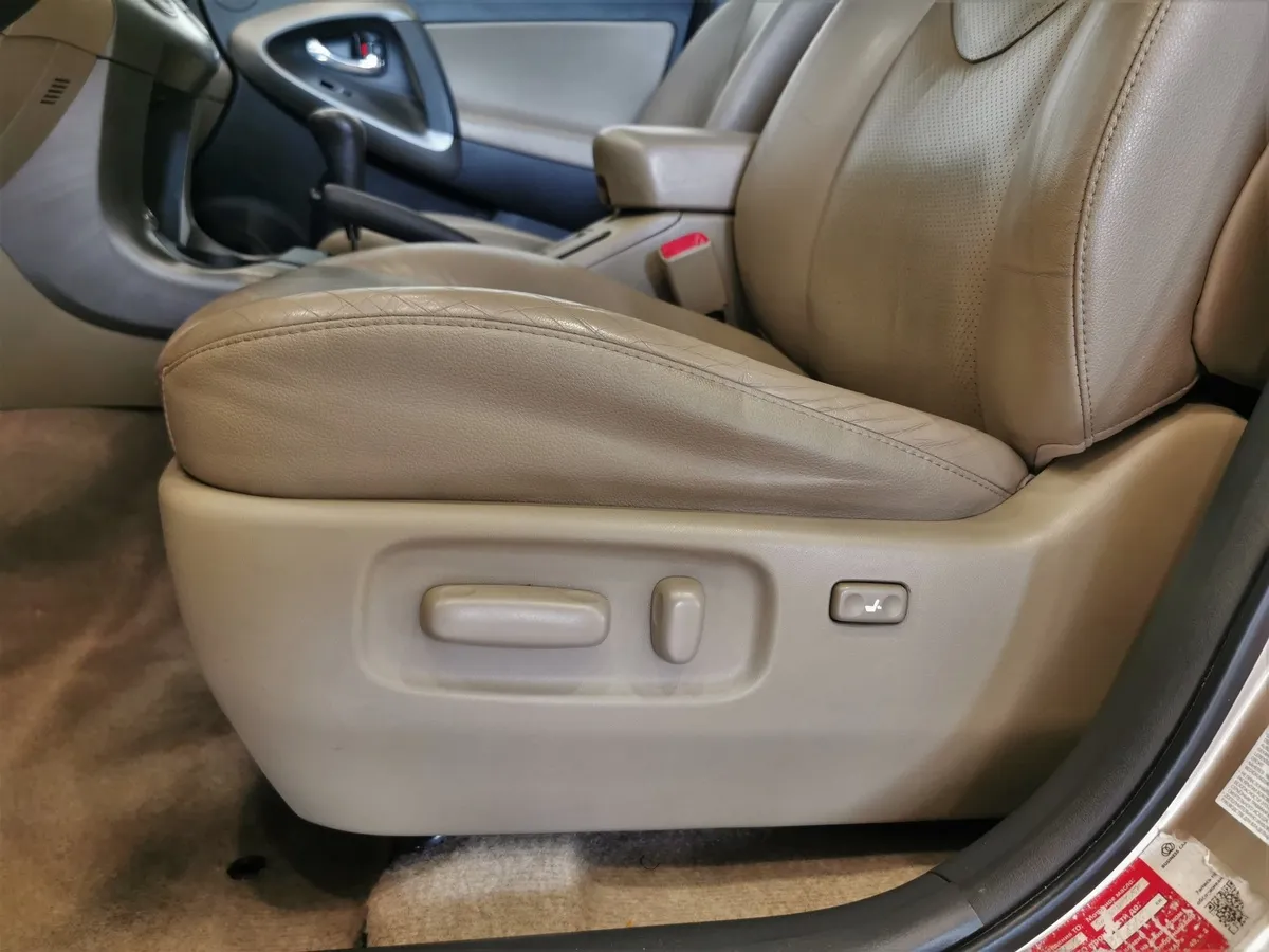 Toyota RAV4 2.0 CVT (148 л.с.) Стандарт Бежевый в АВИЛОН. Слайд №20