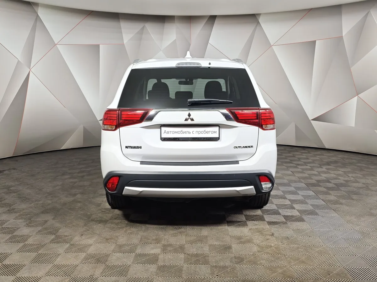 Mitsubishi Outlander 2.0 CVT (146 л.с.) Invite Белый в АВИЛОН. Слайд №8