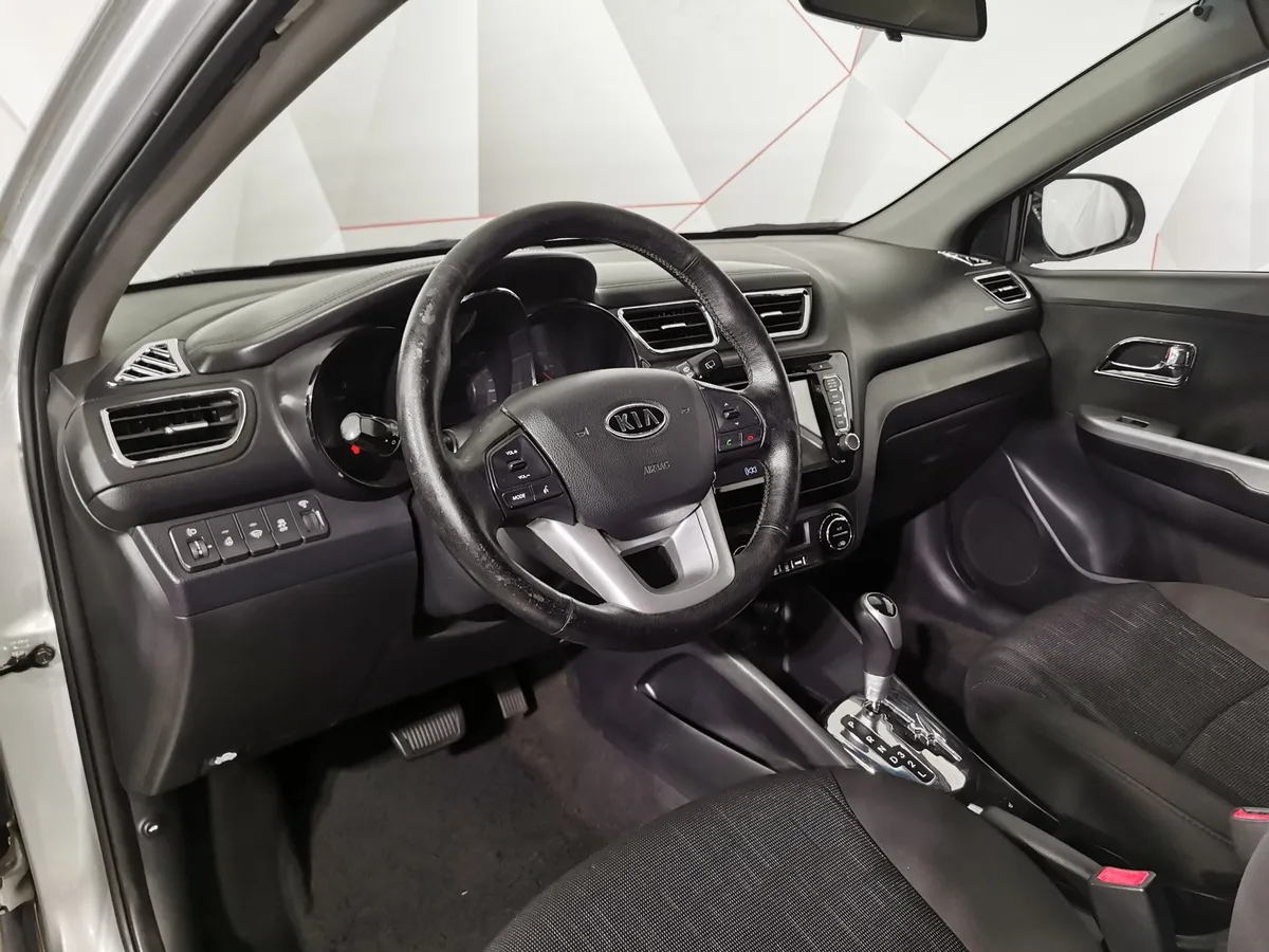Kia Rio 1.6 AT (123 л.с.) Серебристый в АВИЛОН. Слайд №16