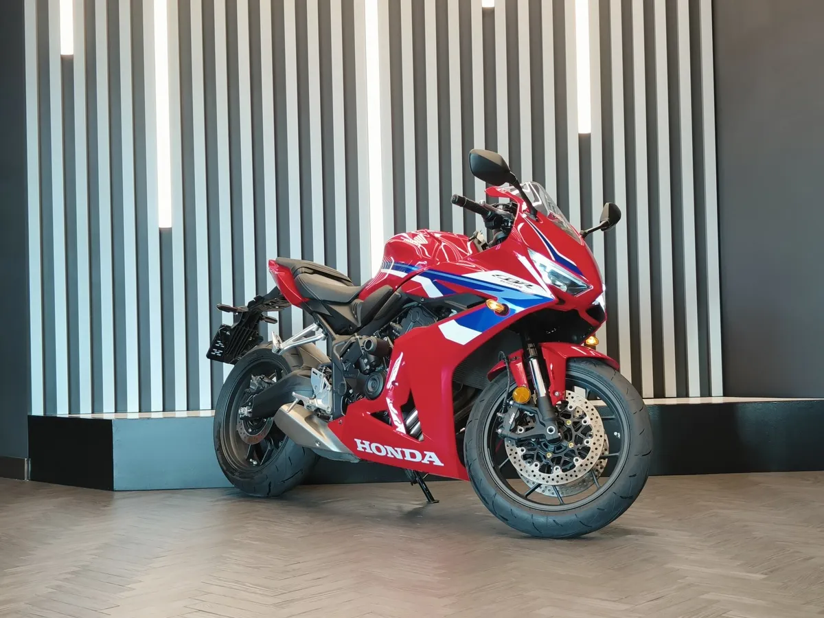 Honda CBR650 649 см³ (95 л.с.) (95) 649 Красный в АВИЛОН. Слайд №2