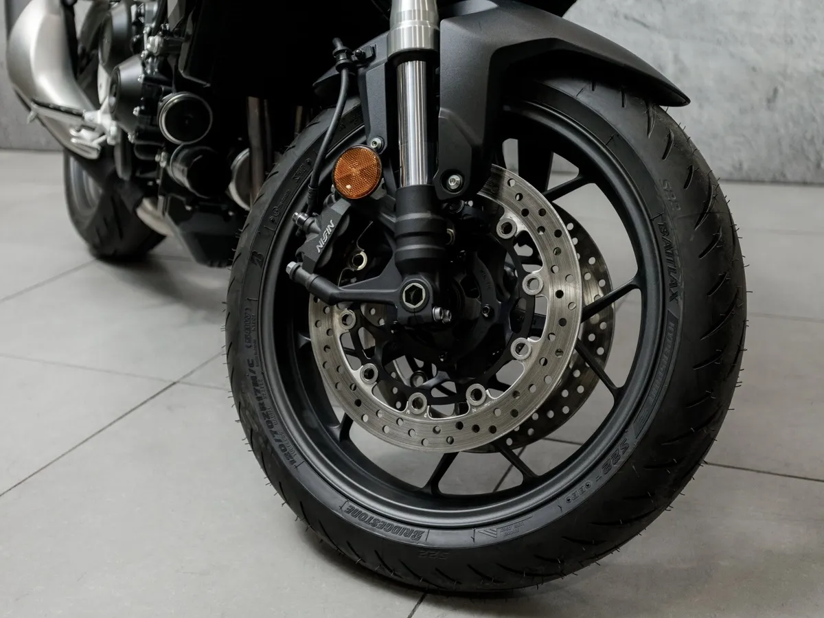 Honda CB1000 Hornet 998 см³ (158 л.с.) (158) 998 Белый в АВИЛОН. Слайд №6