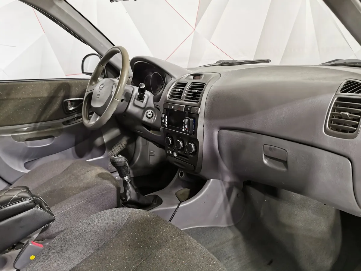 Hyundai Accent 1.5 MT (99 л.с.) Бежевый в АВИЛОН. Слайд №11
