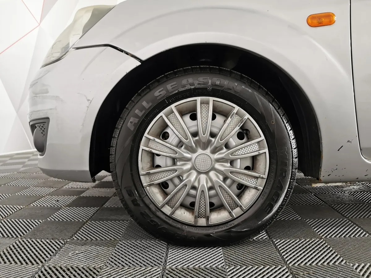 Ford Fiesta 1.6 Flex MT (100 л.с.) Серебристый в АВИЛОН. Слайд №9