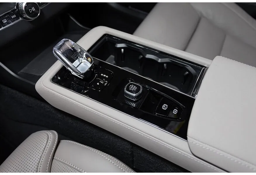 Volvo XC90 2.0 B5 mild hybrid AT AWD (7 мест) (250 л.с.) Ultra Bright Красный в АВИЛОН. Слайд №10