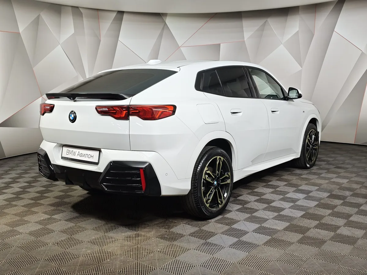 BMW X2 25i xDrive AT (204 л.с.) Белый в АВИЛОН. Слайд №2