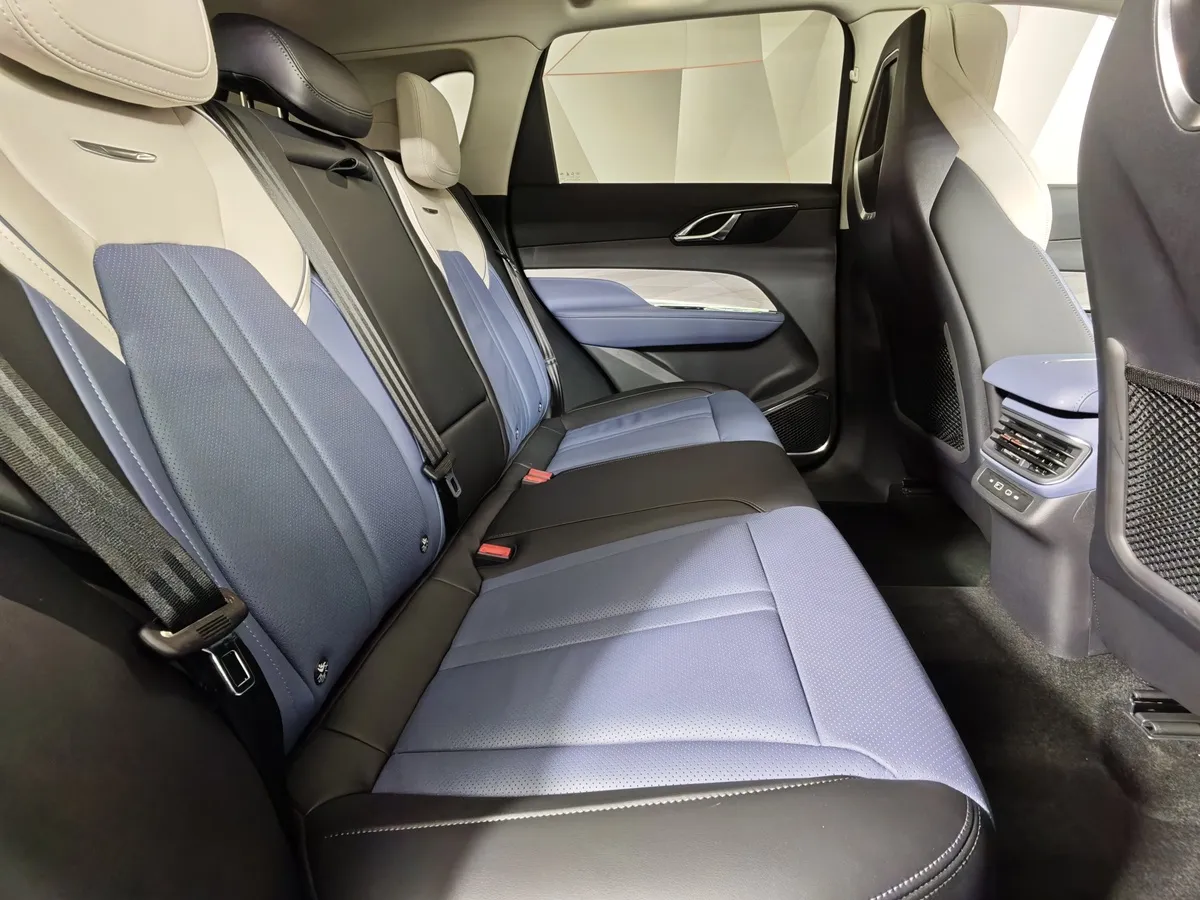 Hongqi HS3 2.0T 8AT 4WD (245 л.с.) Делюкс Черный в АВИЛОН. Слайд №16