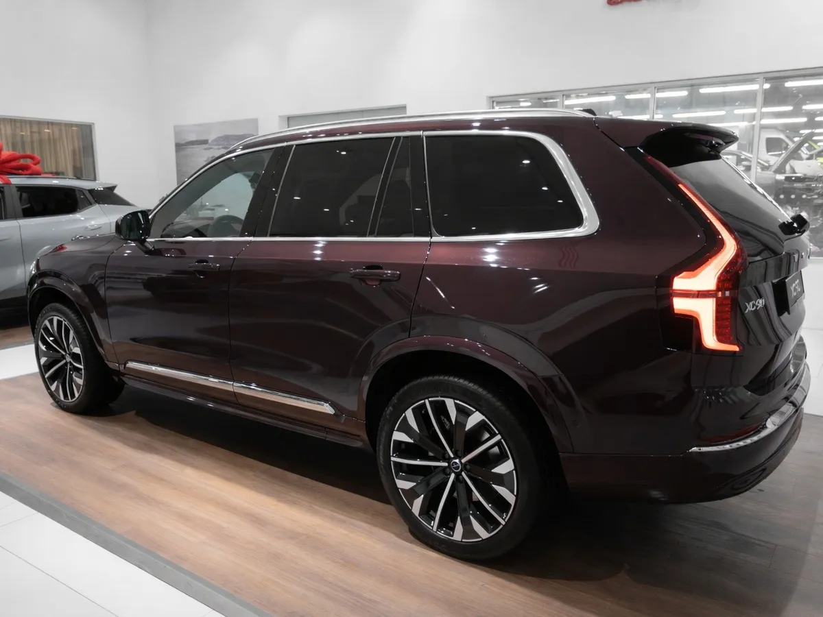 Volvo XC90 2.0 B5 mild hybrid AT AWD (7 мест) (250 л.с.) Ultra Bright Красный в АВИЛОН. Слайд №5