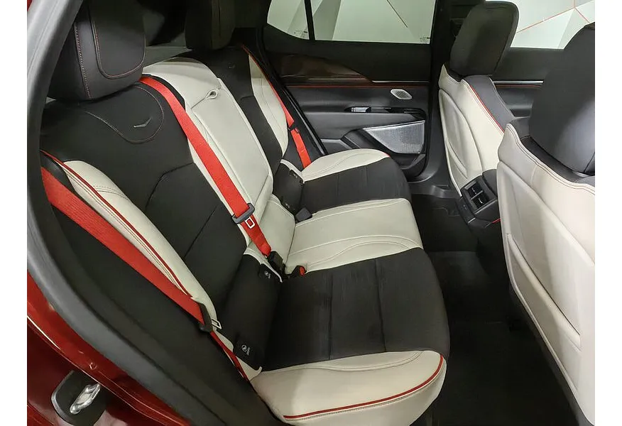 Cadillac GT4 2.0 AT 4WD (230 л.с.) Platinum Красный в АВИЛОН. Слайд №15