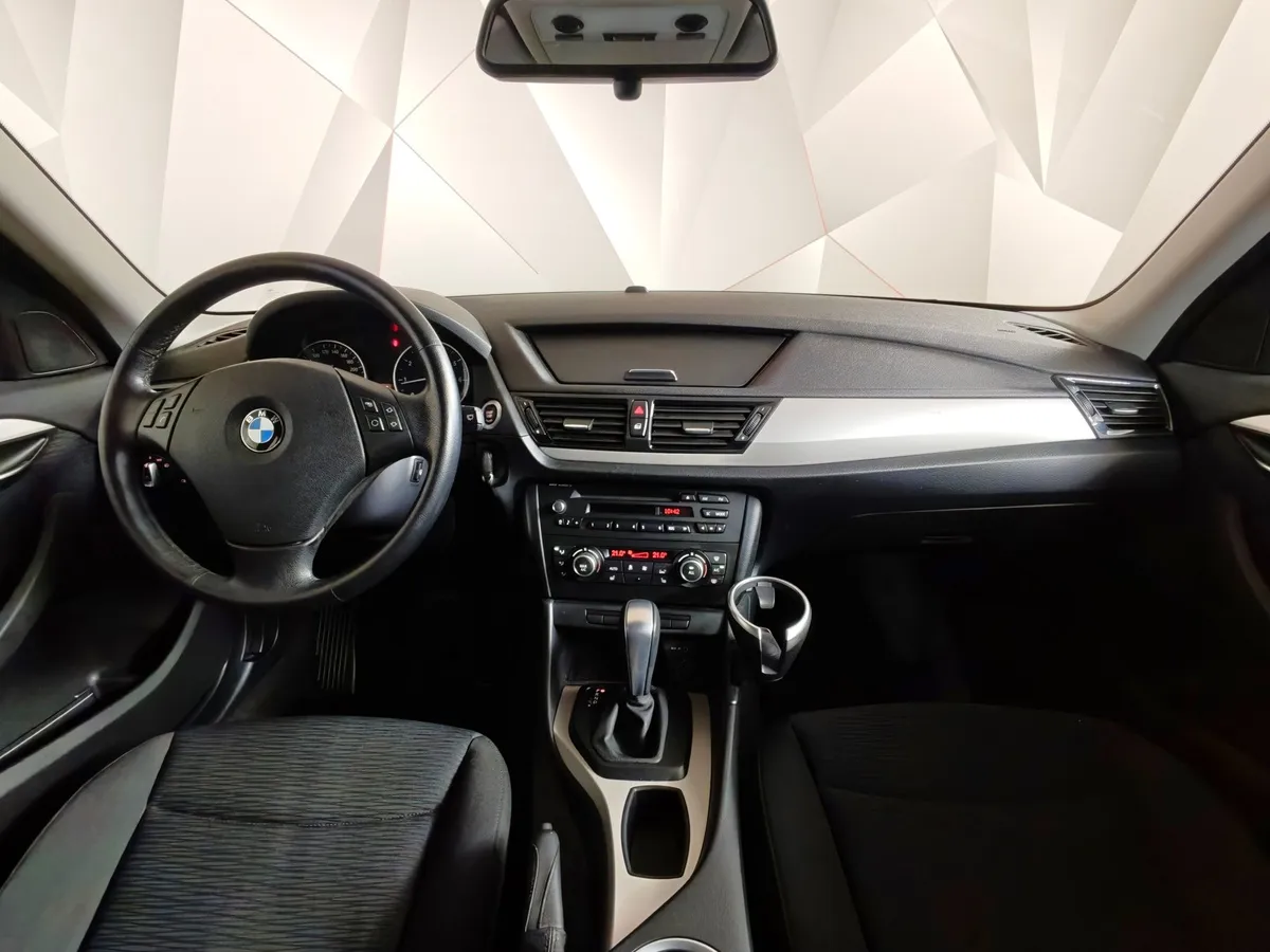 BMW X1 sDrive18i AT (150 л.с.) Базовая. Локальная сборка Оранжевый в АВИЛОН. Слайд №11