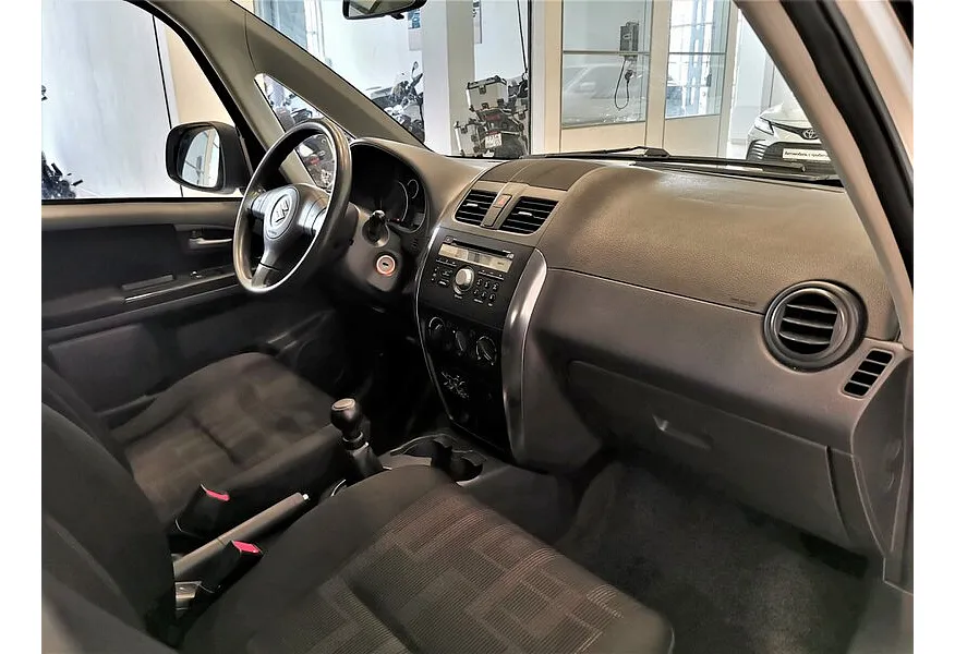 Suzuki SX4 1.6 MT (107 л.с.) Серебристый в АВИЛОН. Слайд №12