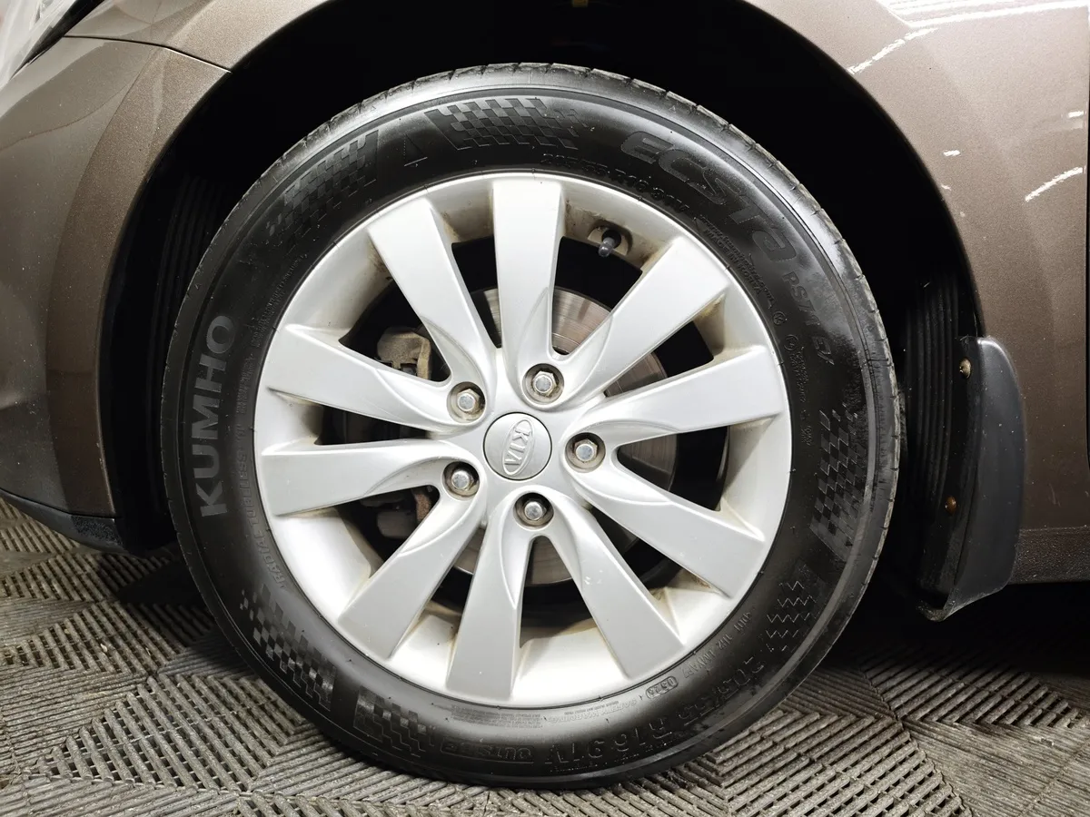 Kia Ceed 1.6 MT (122 л.с.) Коричневый в АВИЛОН. Слайд №9