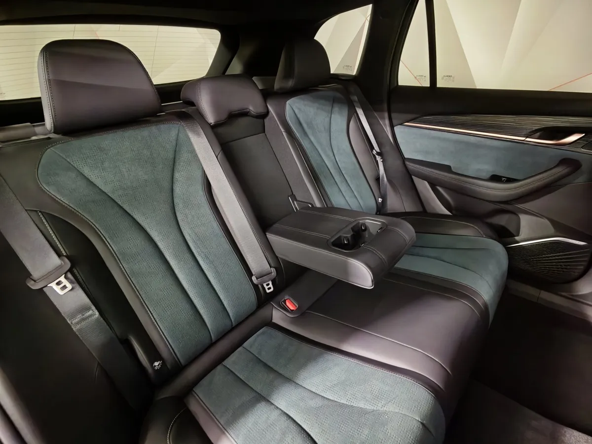 Geely Monjaro 2.0T 8AT 4WD (238 л.с.) Exclusive LE Синий в АВИЛОН. Слайд №17