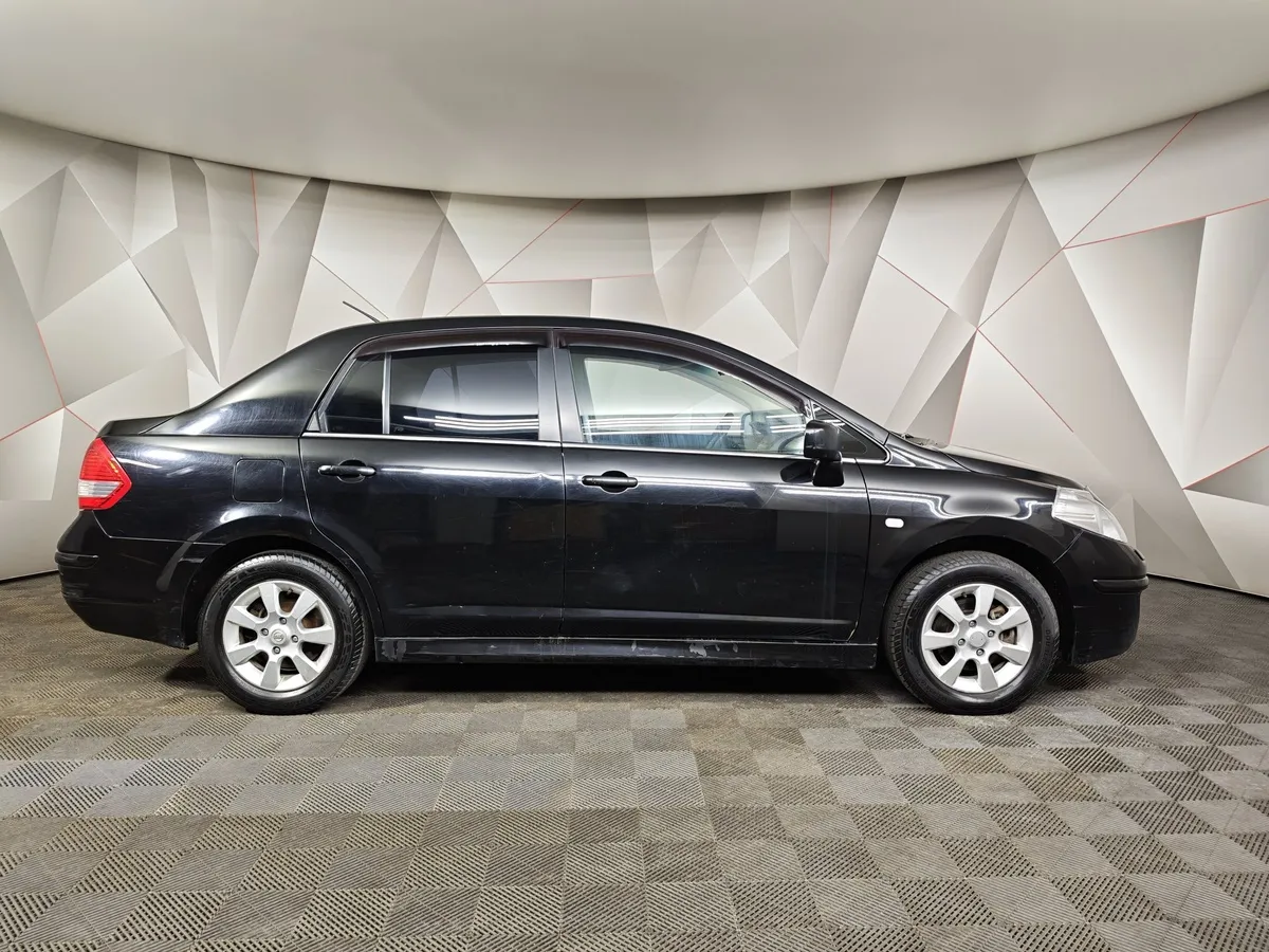 Nissan Tiida 1.6 MT (110 л.с.) Черный в АВИЛОН. Слайд №6