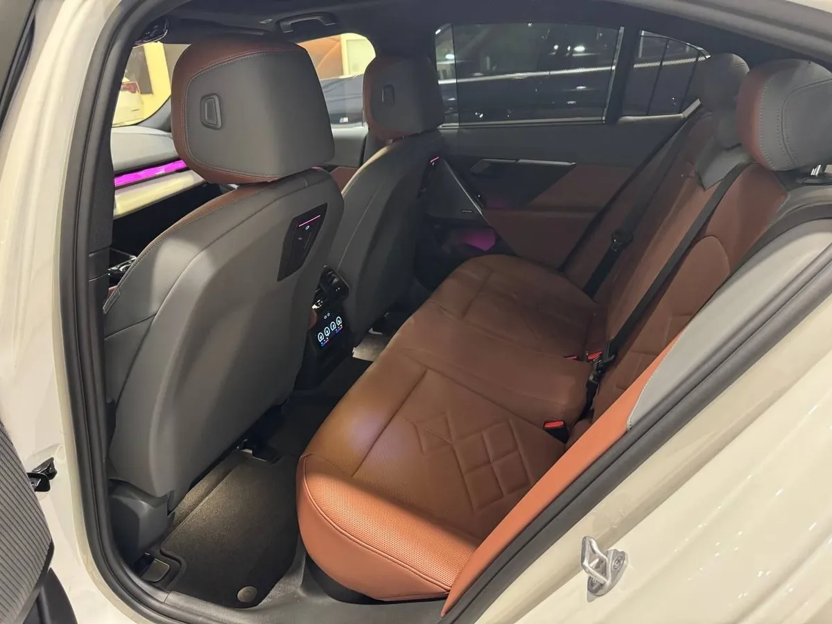 BMW 5 серия 530i xDrive AT (252 л.с.) Белый в АВИЛОН. Слайд №6