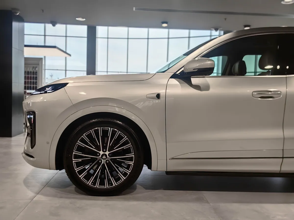 Deepal S09 1.5h AT 4WD (492 л.с.) 5 мест Techno Серебристый в АВИЛОН. Слайд №15