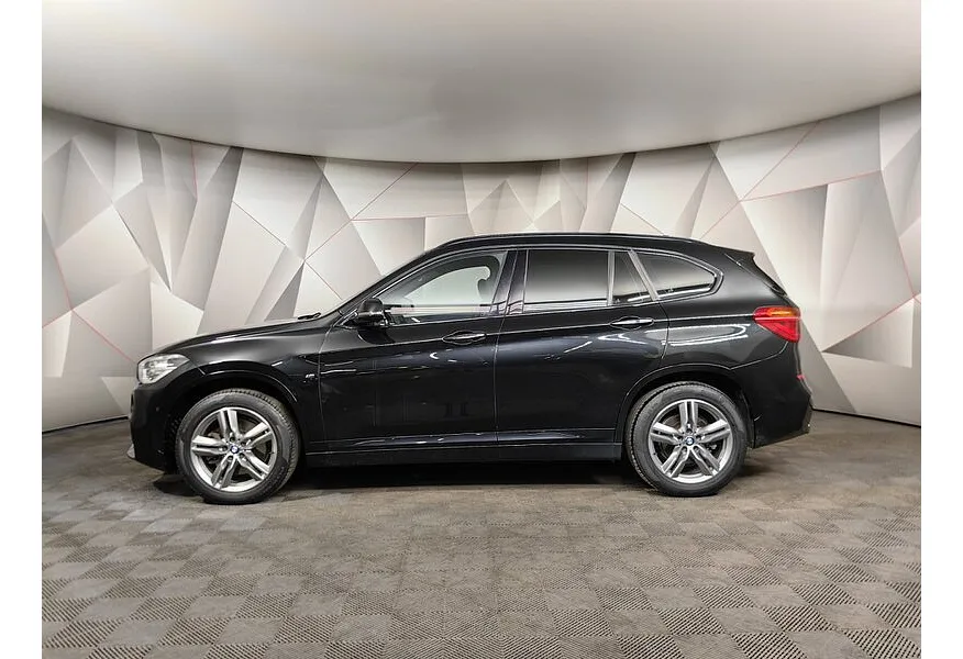 BMW X1 20i xDrive (192 л.с.) M Sport Черный в АВИЛОН. Слайд №5