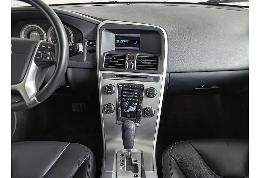 Volvo XC60 2.0 T AT (203 л.с.) Золотой в АВИЛОН. Слайд №9