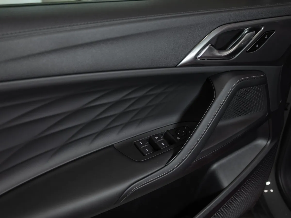 Москвич М70 1.5 DCT FWD (150 л.с.) Драйв Серебристый в АВИЛОН. Слайд №16