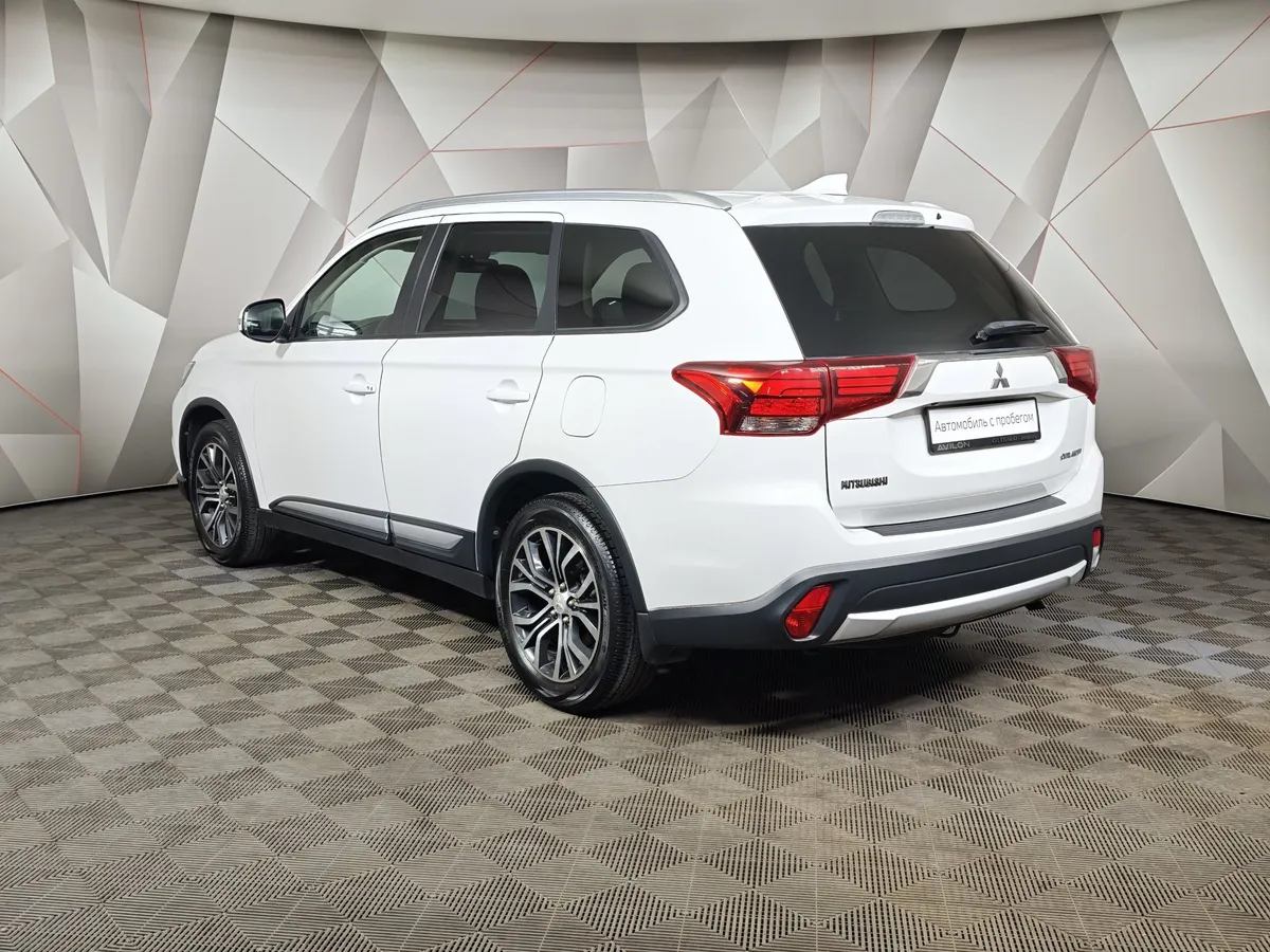 Mitsubishi Outlander 2.0 CVT (146 л.с.) Invite Белый в АВИЛОН. Слайд №4
