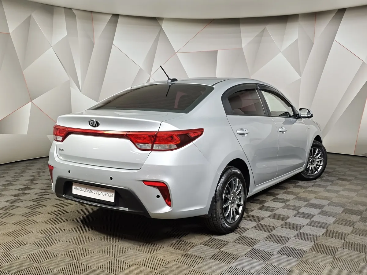 Kia Rio 1.6 AT (123 л.с.) Серебристый в АВИЛОН. Слайд №2