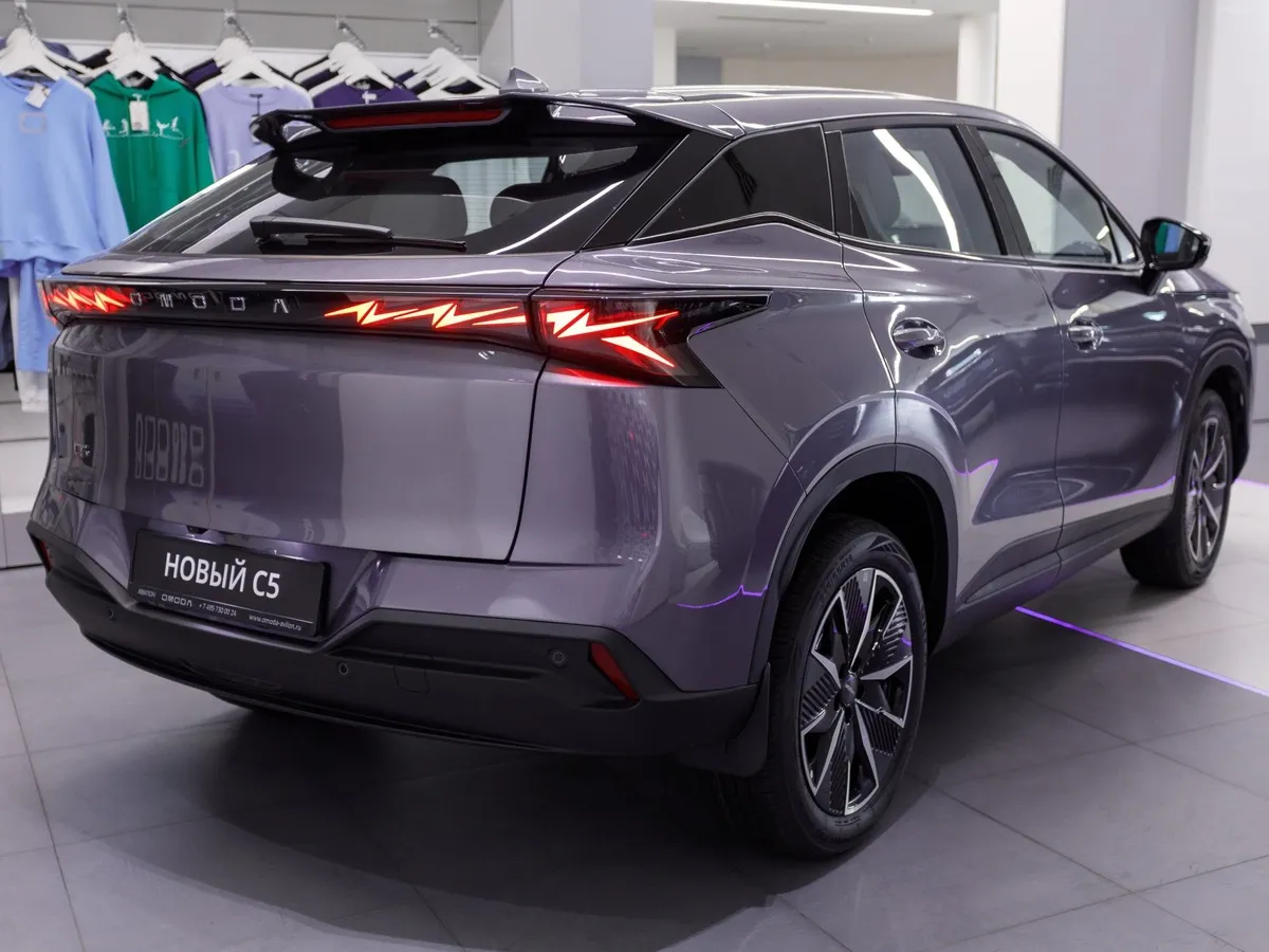 Omoda C5 1.5T DCT FWD (147 л.с.) Стиль Серебристый в АВИЛОН. Слайд №3