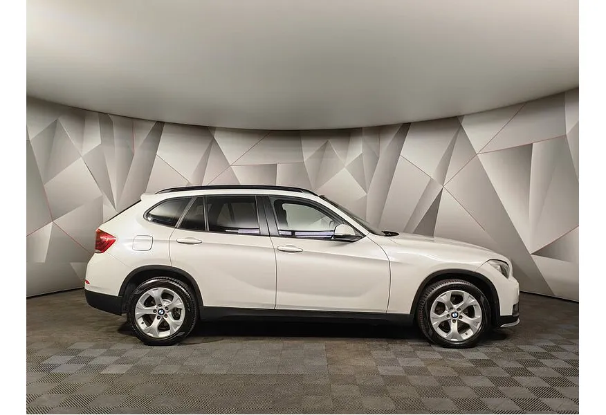 BMW X1 sDrive18i AT (150 л.с.) Белый в АВИЛОН. Слайд №6