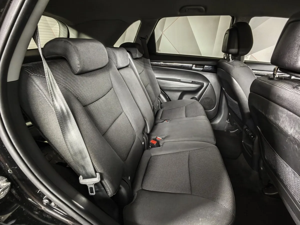 Kia Sorento 2.4 AT 4WD (175 л.с.) Luxe Черный в АВИЛОН. Слайд №15