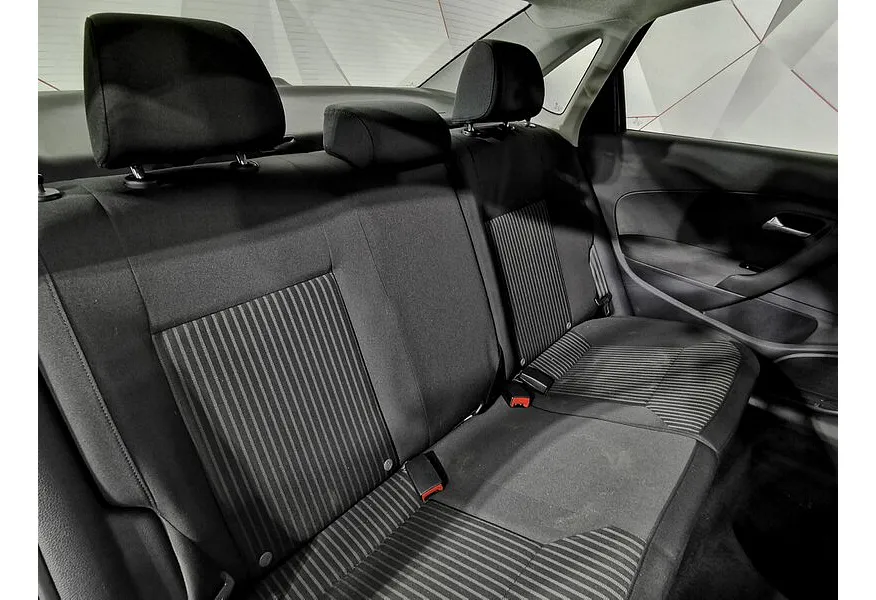 Volkswagen Polo 1.6 MPI AT (110 л.с.) Highline Синий в АВИЛОН. Слайд №17