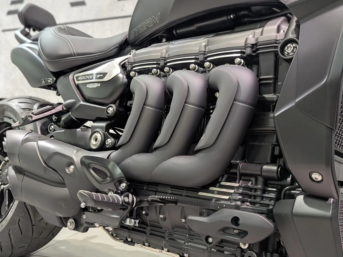 Triumph Rocket 3 2458 см³ (167 л.с.) (167) 2458 Оранжевый в АВИЛОН. Слайд №8